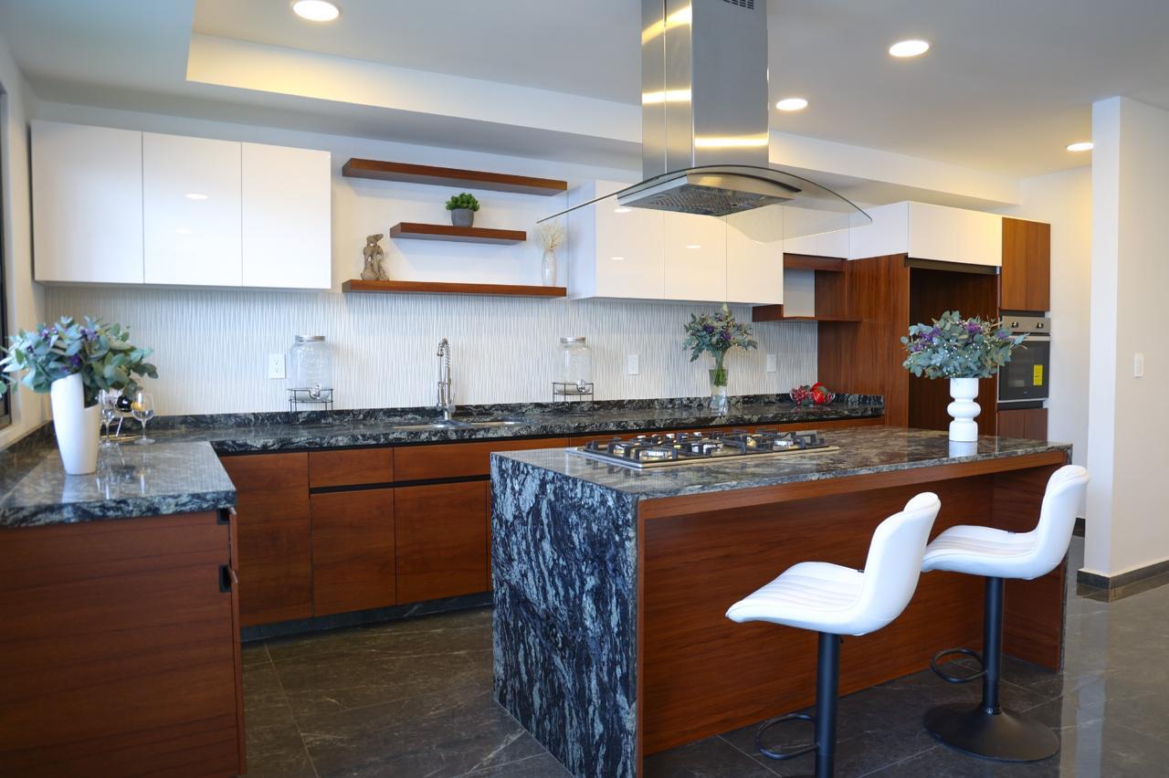 Cocina con isla y cubierta de granito negro