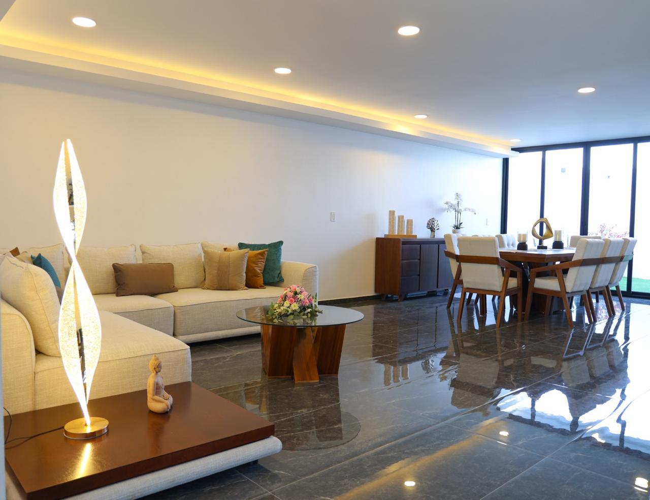 Sala y comedor con piso de mármol e iluminación cálida